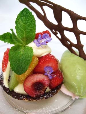 フルーツタルト　抹茶のアイス添え