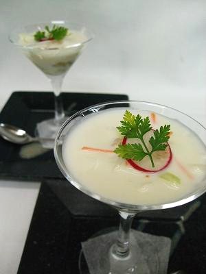 冷製玉葱のスープ　鮮魚のタルタル添え