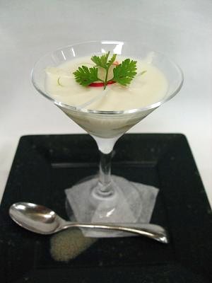 冷製玉葱のスープ　鮮魚のタルタル添え　