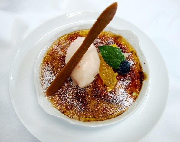 オレンジのクレームブリュレ　グレープフルーツソルべ添え