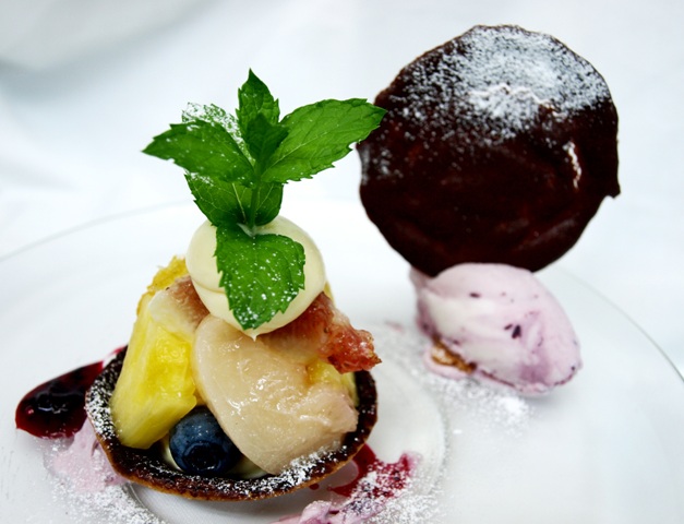 フルーツタルト　ベリーアイス添え